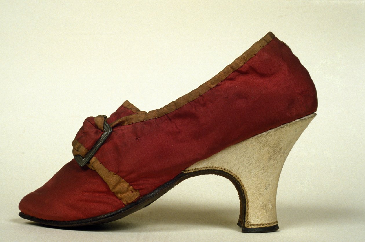 Modell av sko (pumps) rød med hæl for kvinner på 1700-tallet. Museo del Castello, Milano av Unknown artist