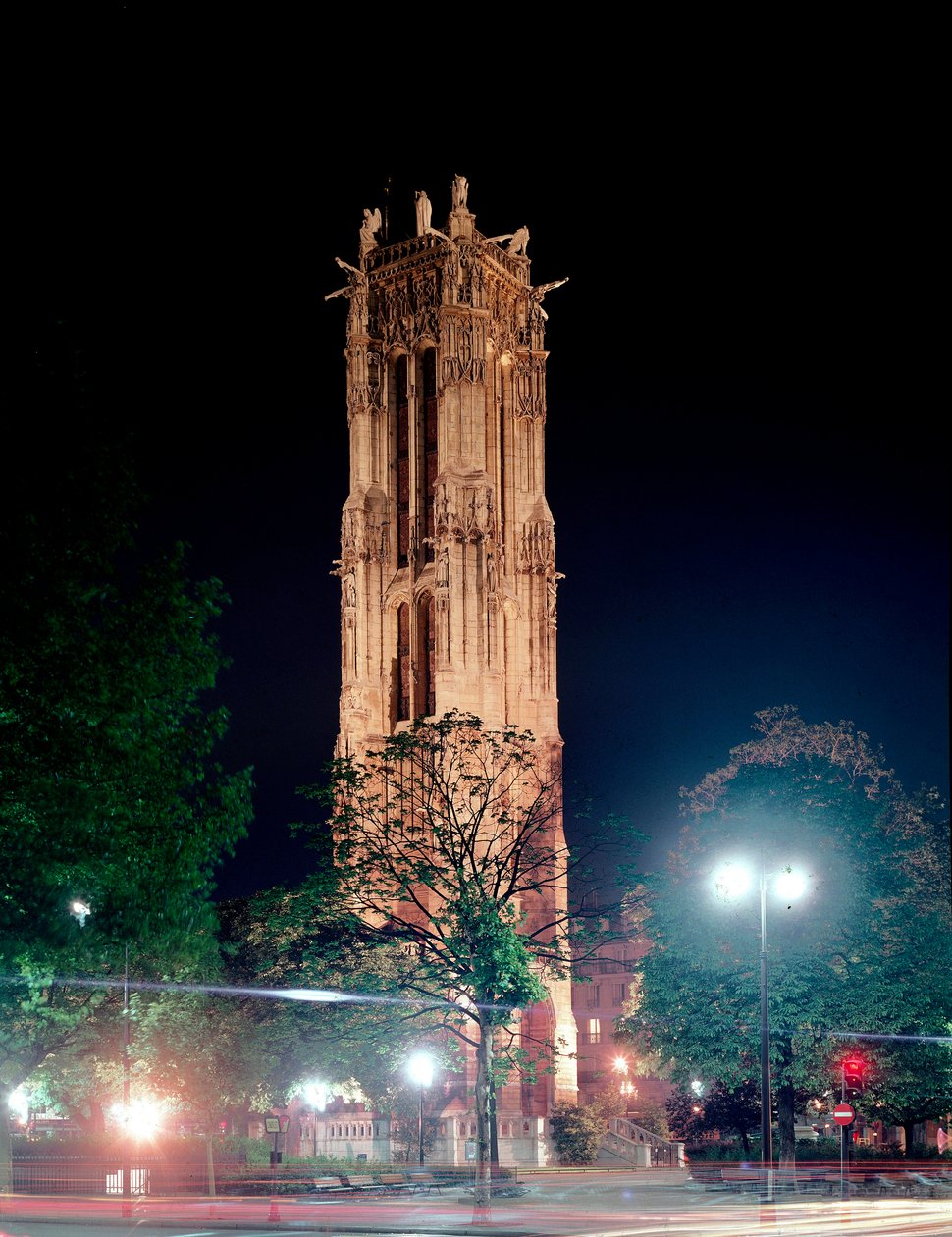 Nattutsikt over Saint Jacques Tower (laget i 1523) i Paris. av Unknown artist