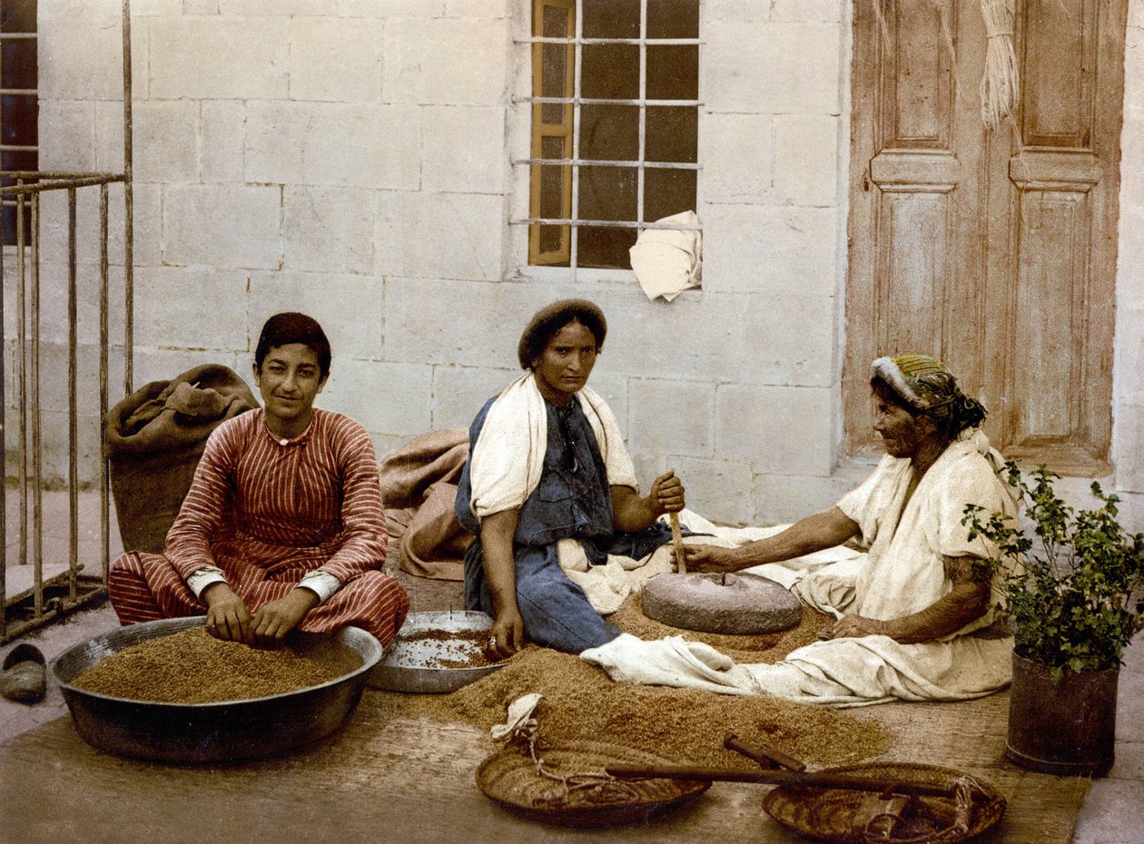 Bønder som støper hvete i Jerusalem. Photochrome sd. mellom 1890-1900. av Unknown artist