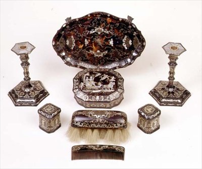 Piké skilpaddeskall sminkebordsett, ca. 1740 (skilpaddeskall og metall) av Unknown artist