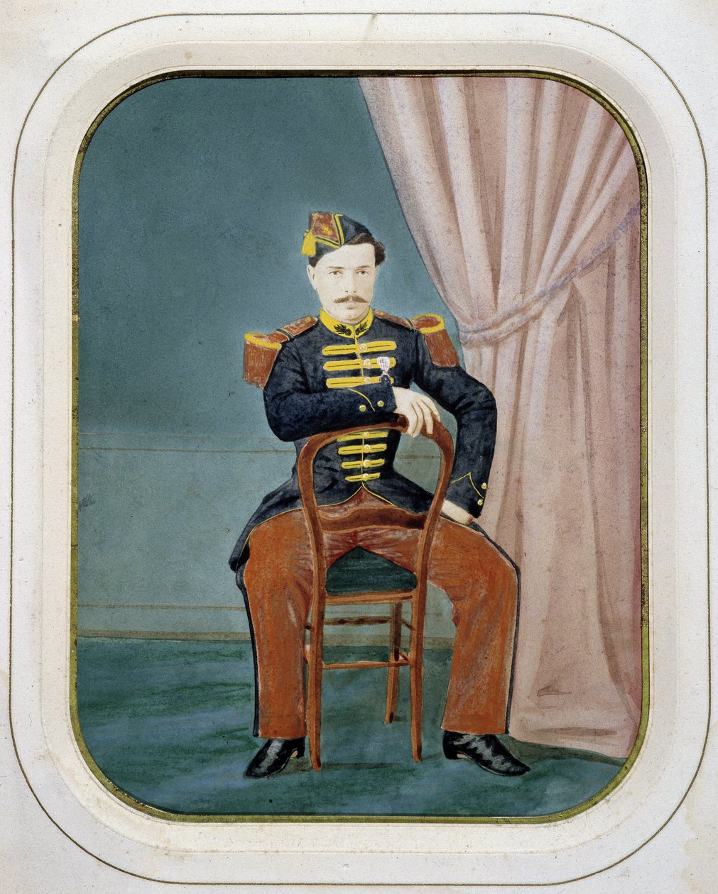 Portrett av en soldat. Anonymt farget fotografi, ca 1880. av Unknown artist