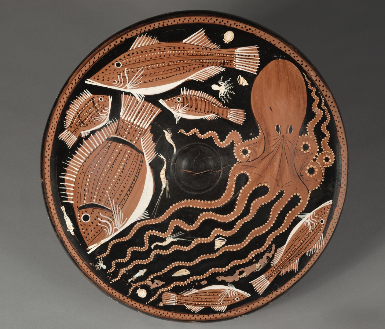 Fisketallerken med røde figurer: blekksprut, mulle, brasme, skalldyr av Unknown artist