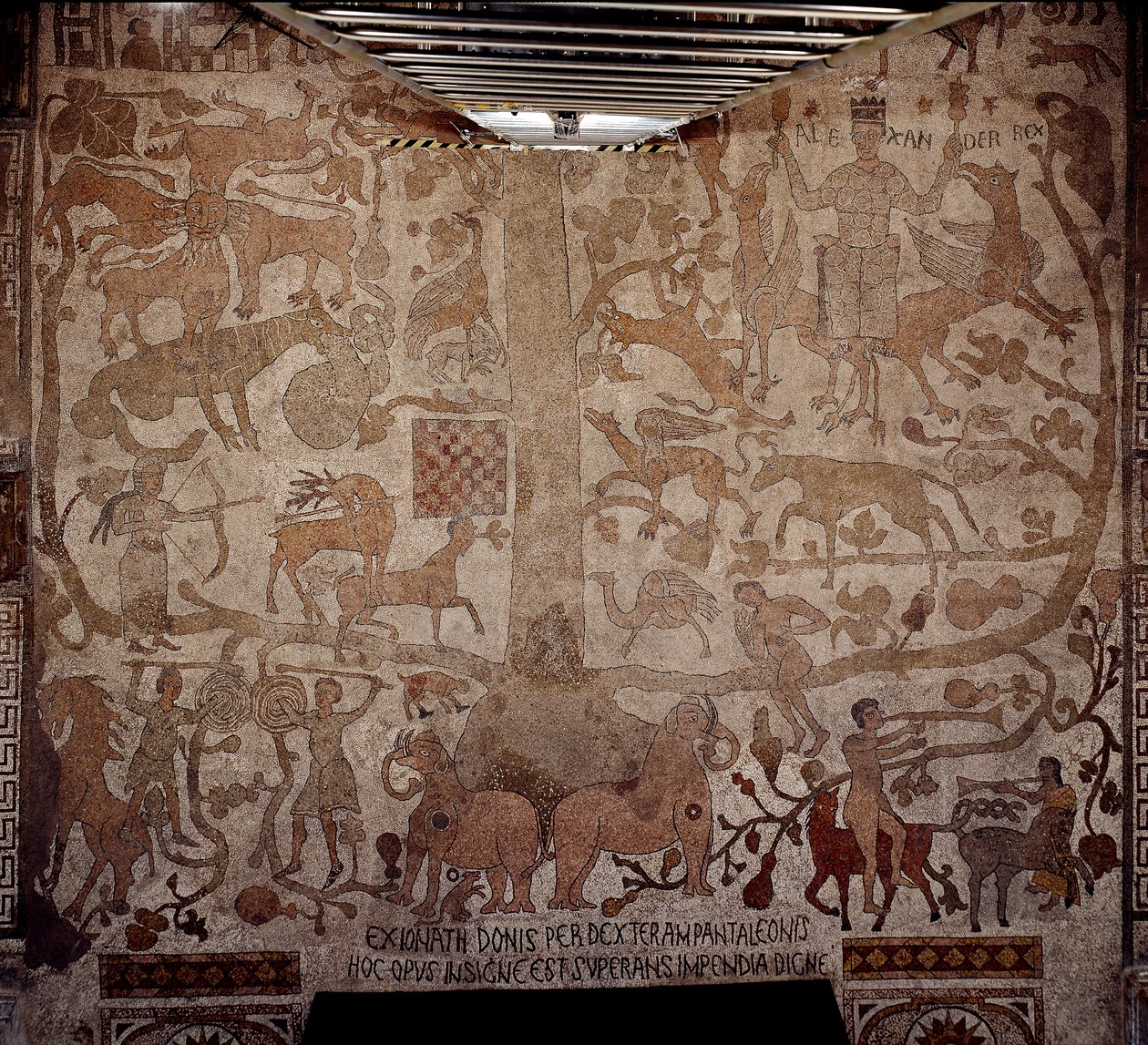 Representasjon av Alexander den store (356-323 f.Kr.), konge av Macedoine og erobrer av Persia, omgir indisk fauna under erobringen av India til høyre, til venstre Diana jakter hjort, og brytere, kristne symboler. Fortau til Pantaleone (eller Pa av Unknown artist