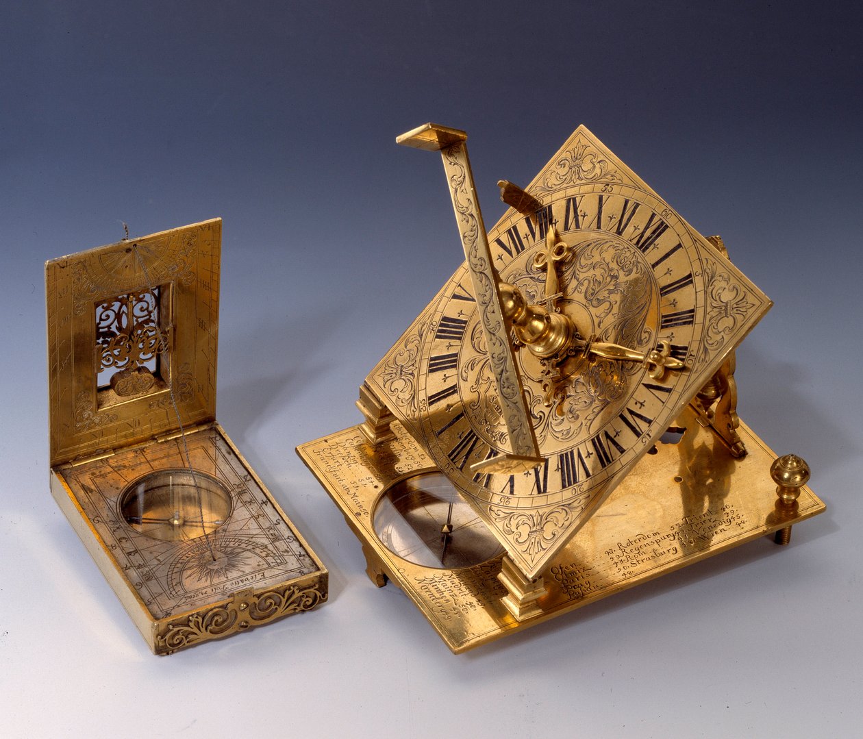 Vitenskapelige instrumenter: solskiver fra 1500-tallet (til venstre) og 1600-tallet. Privat samling av Unknown artist
