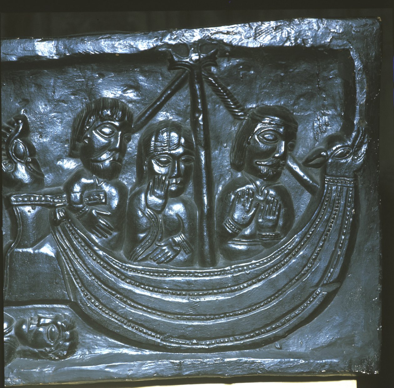 Skip på 1100-tallet. Detalj av Winchester Cathedral. Første kjente representasjon av et moderne akterror. En eller to årer ble tidligere brukt på sidene av hekken. av Unknown artist