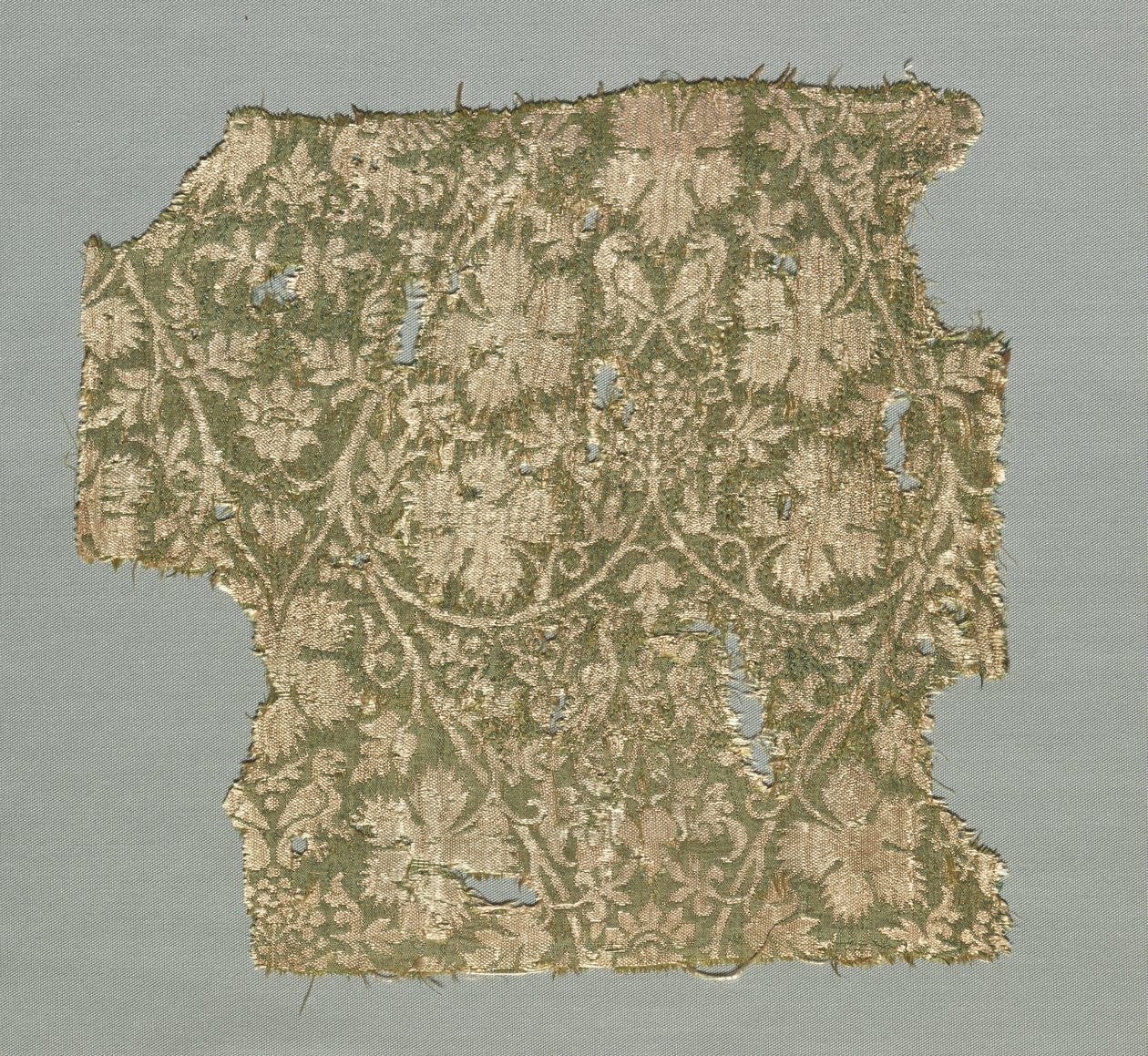 Silkefragment med rullende vinstokker, drueblader, druer og fugler av Unknown artist