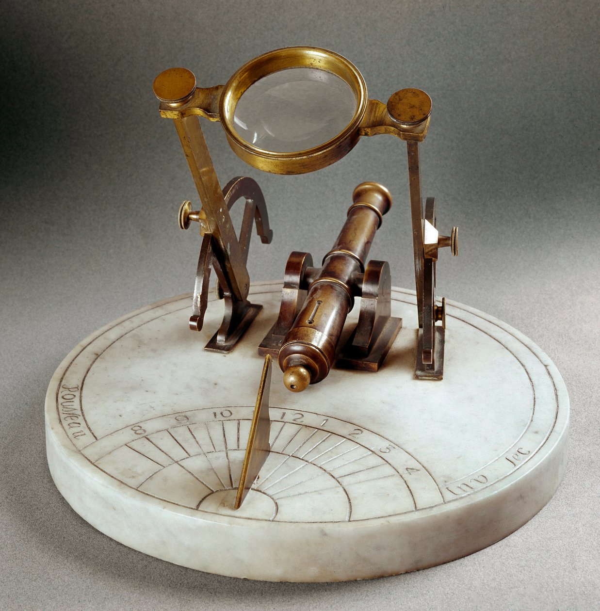 Solklokke kalt "" Cannon de midi"" (Cannone di mezzogiorno): den er sammensatt av en marmorplate eller er gravert en meridian. En tiltlinse gjør det mulig å avfyre pulveret fra en liten messingløs tønne ved middagstid. Diameter 30 cm. Realisert av Rousseau av Unknown artist