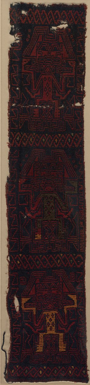 Tekstilfragment med tre frontale guder og interlace-mønster av Unknown artist