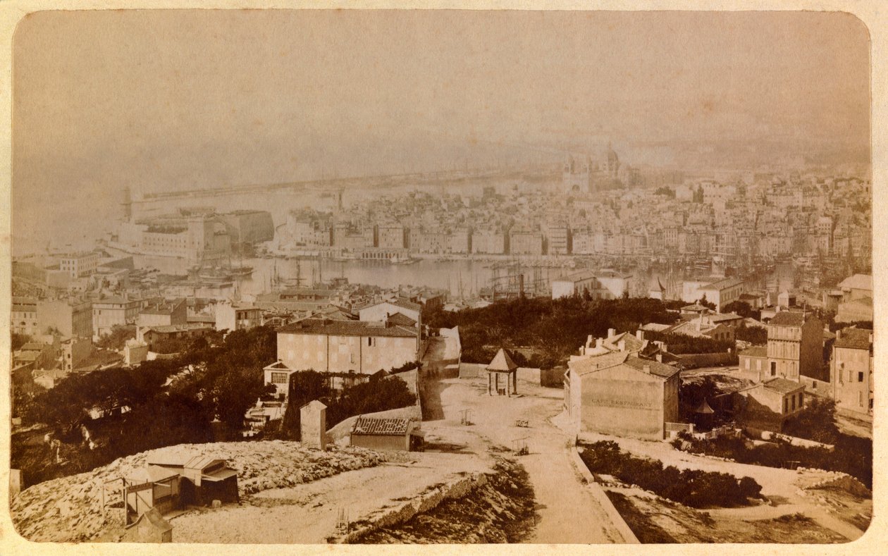 Byen Marseille og dens omgivelser rundt 1885 -1890: Oversikt over Notre Dame de la garde, Privat samling av Unknown artist