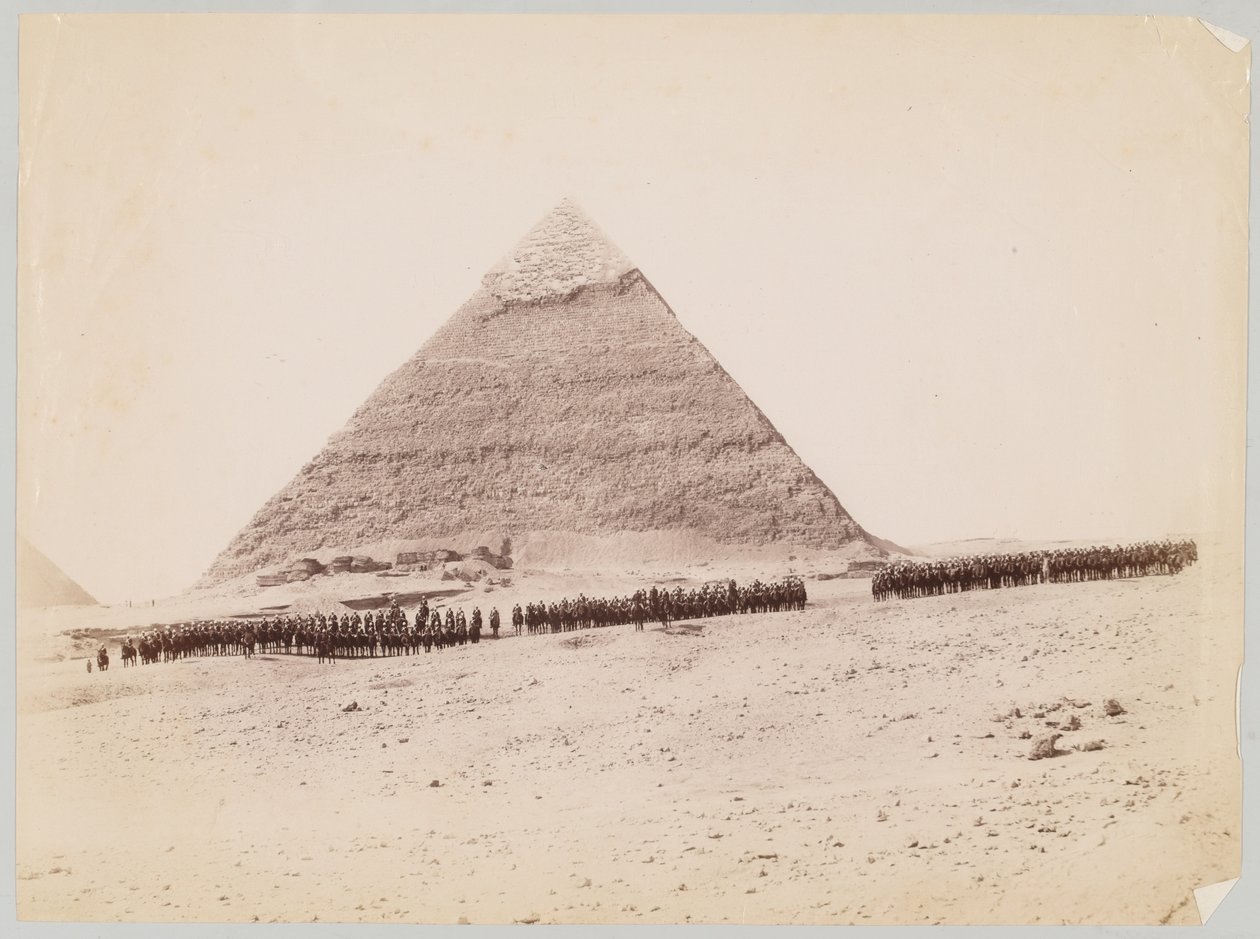 19. Husarer dannet seg foran en pyramide i Giza, Egypt, 1882 ca. av Unknown