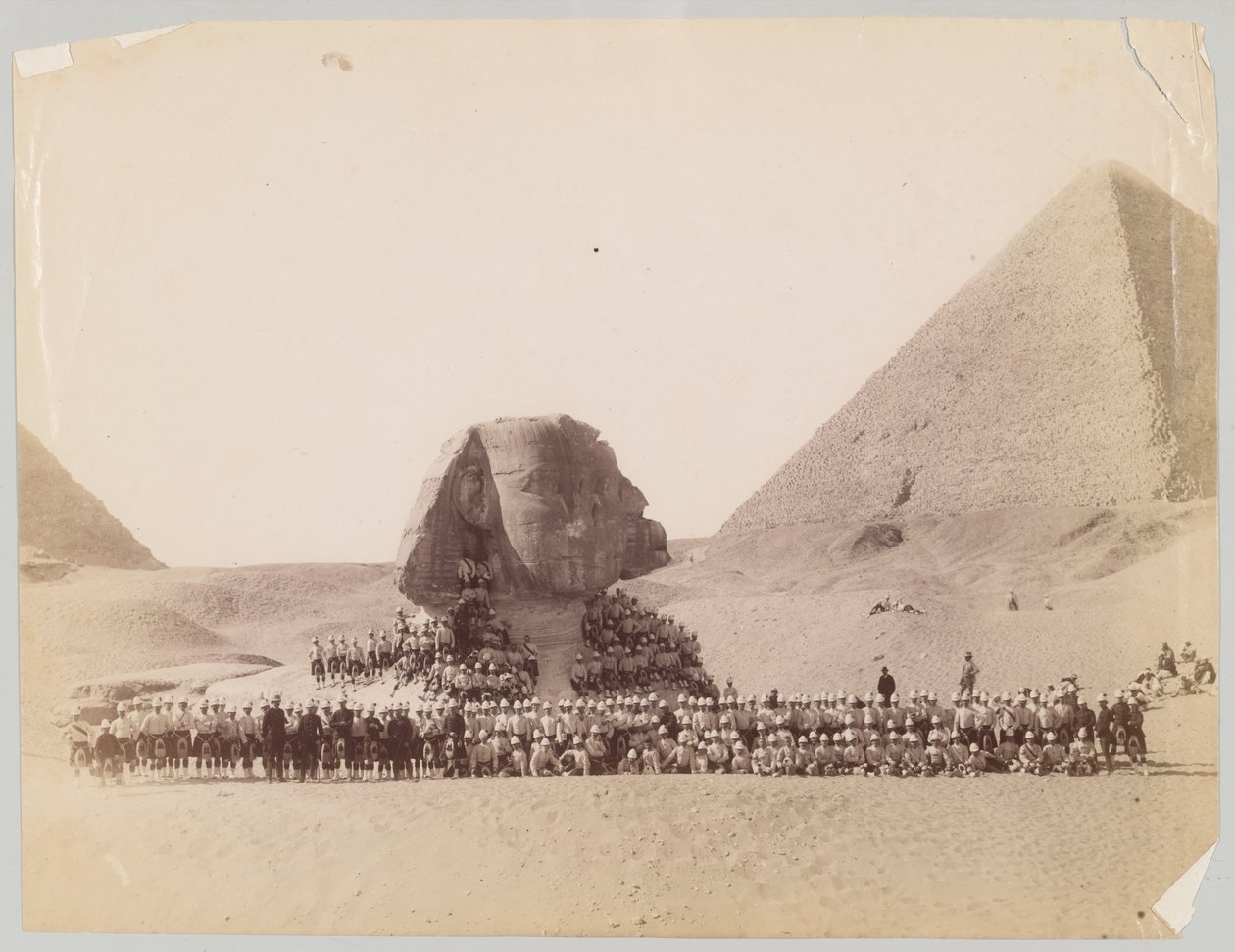 42. Highlanders foran Sfinxen ved Giza, Egypt av Unknown photographer