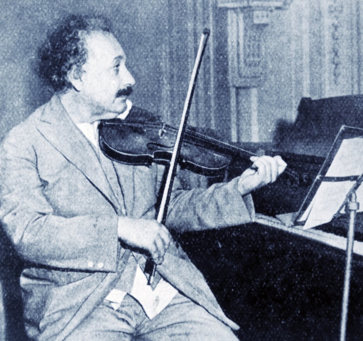Albert Einstein spiller fiolinen sin (s/hv-bilde) av Unknown photographer