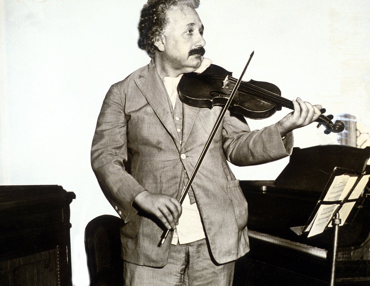 Albert Einstein spiller fiolin, ca. 1932 (s/hvitt-bilde) av Unknown photographer