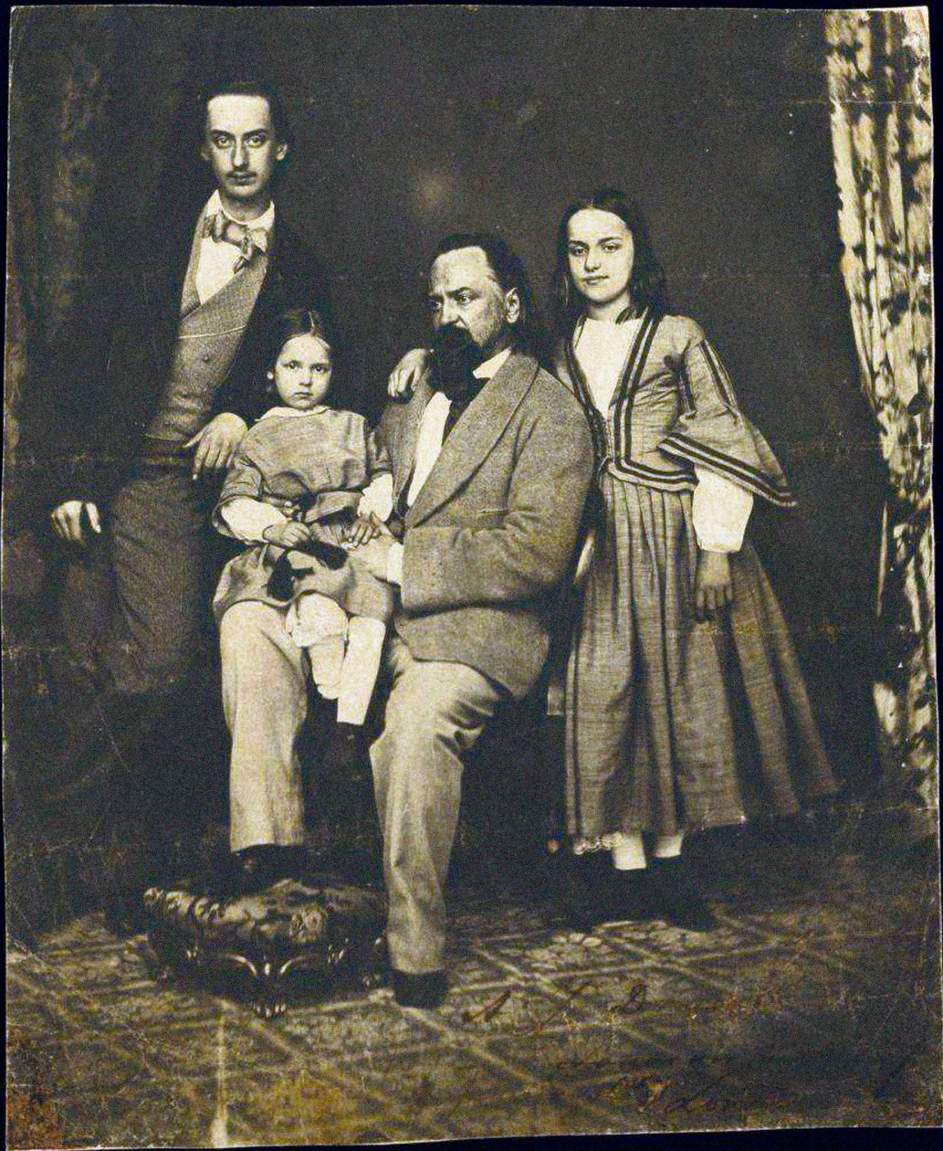 Alexandre Herzen (1812-1870) - Alexander Herzen med barna sine etter døden til hans kone Natalie par Anonymous av Unknown photographer