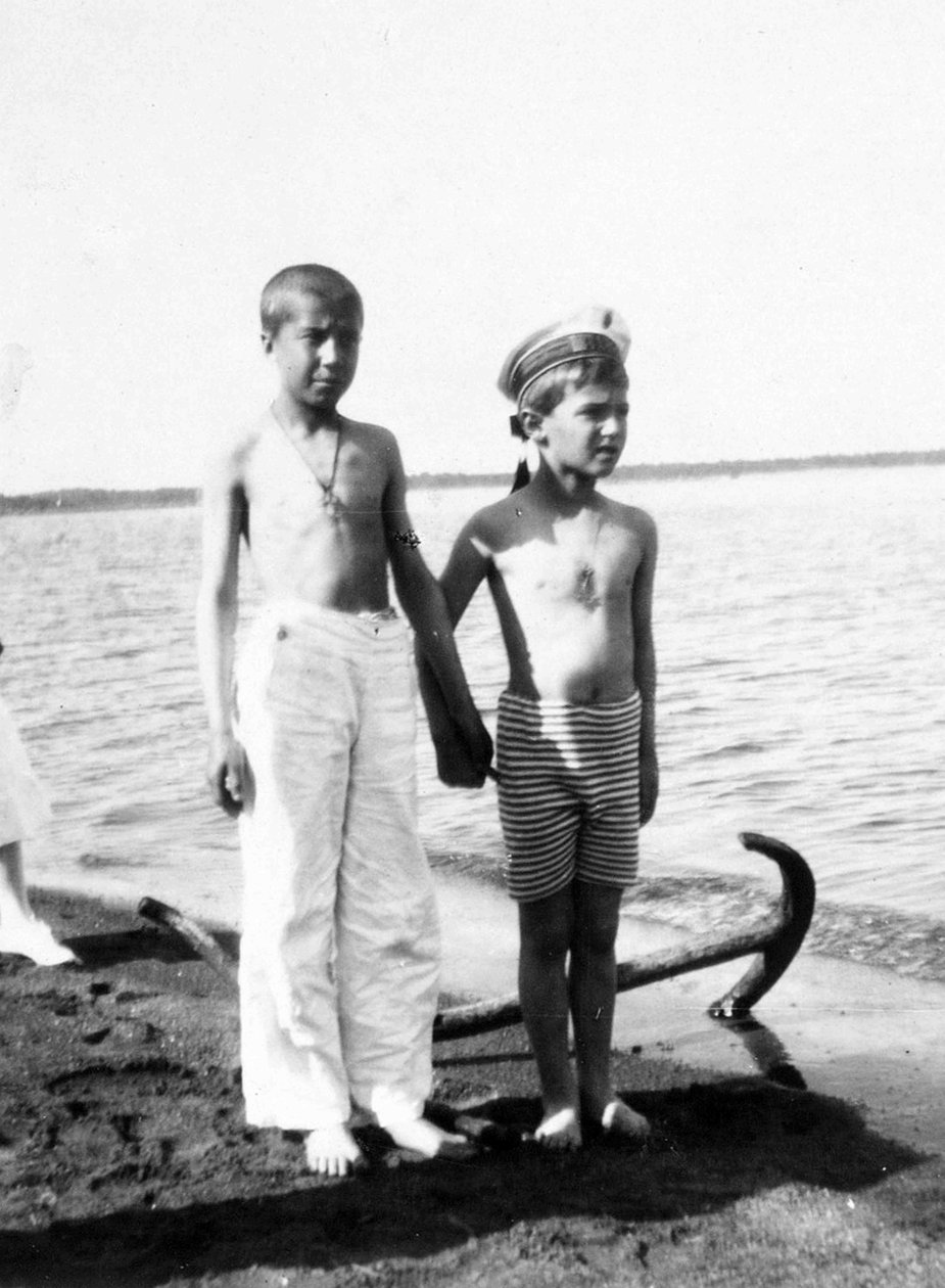 Alexei Tsarevich mens han leker på stranden ved Livadia på Krim (s/hv-bilde) av Unknown photographer