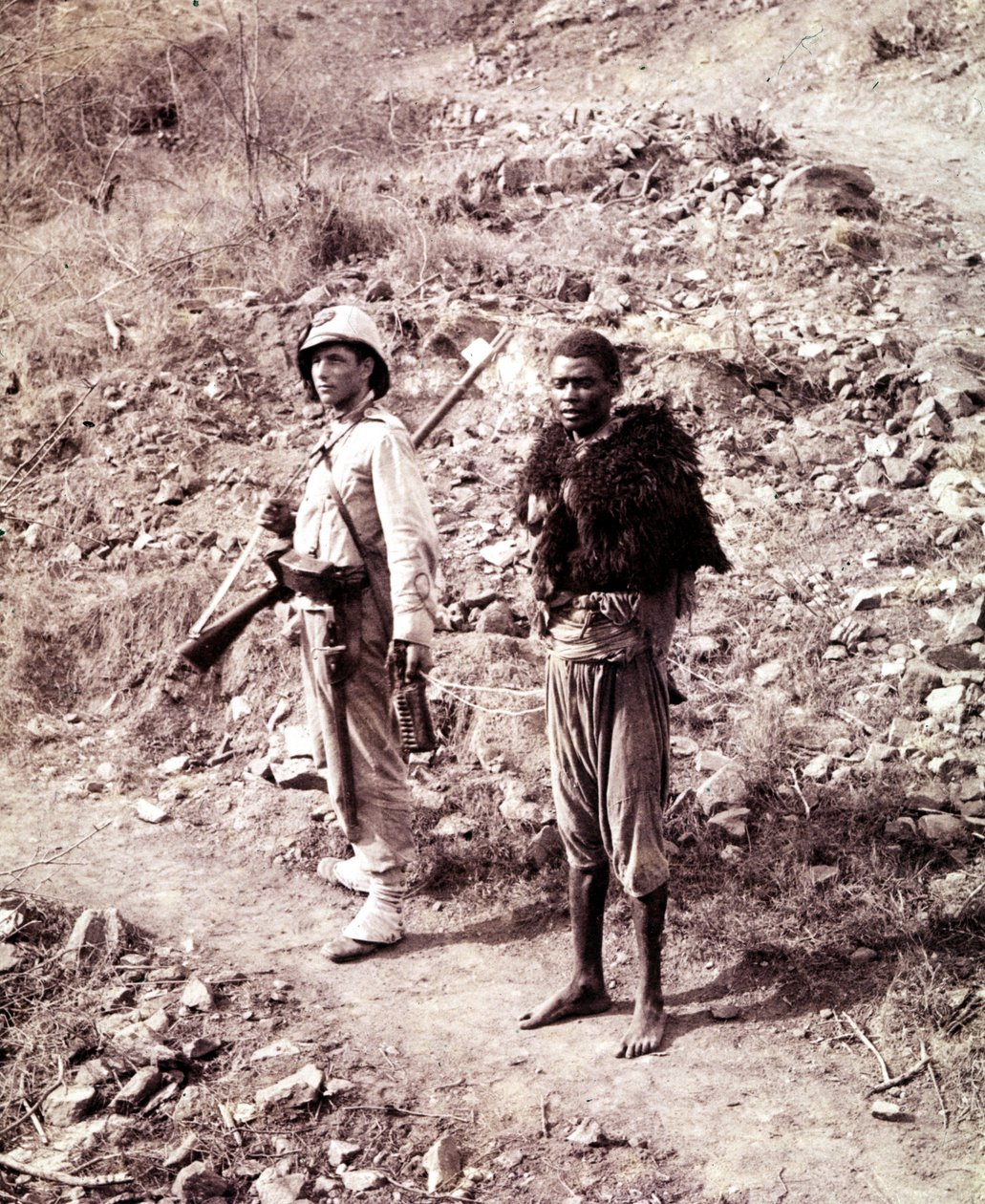En italiensk soldat og en abessinisk fange på veien til Ghinda. av Unknown photographer