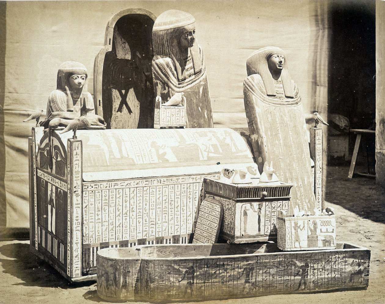 Arkeologiske statuer funnet i Egypt - i "" Photo Album of the 1st Museum of Cairo"" grunnlagt av Auguste Mariette Bey av Unknown photographer