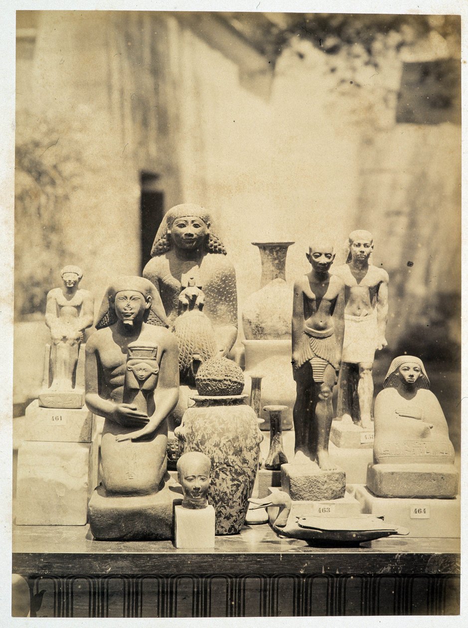 Arkeologiske statuer - i "" Photo Album of the 1st Museum of Cairo"" grunnlagt av Auguste Mariette Bey av Unknown photographer