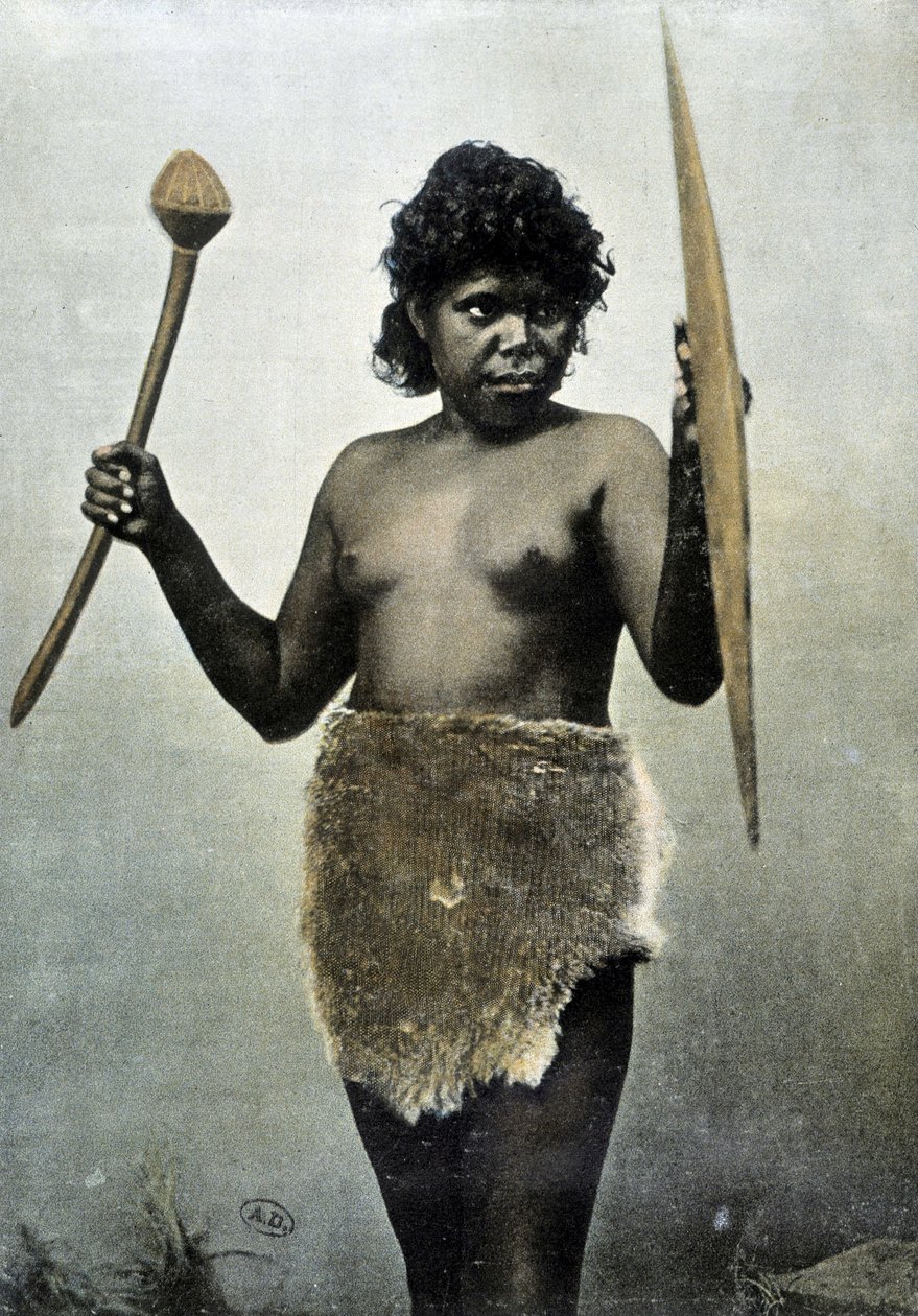 Australsk aboriginsk kone med ansvar for mannens armer - autokrom av Unknown photographer