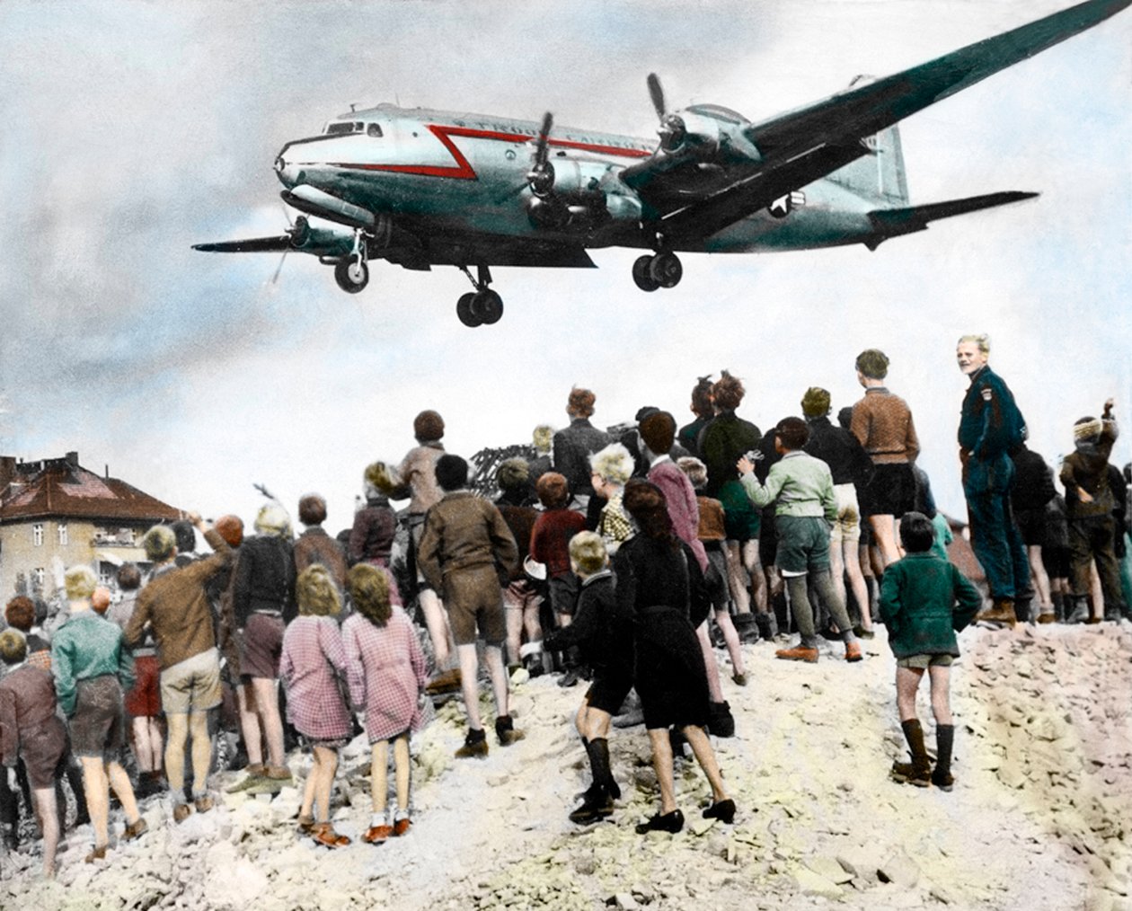 Berlinere observerer ankomsten av fly som nærmer seg Berlin Tempelhof flyplass av Unknown photographer