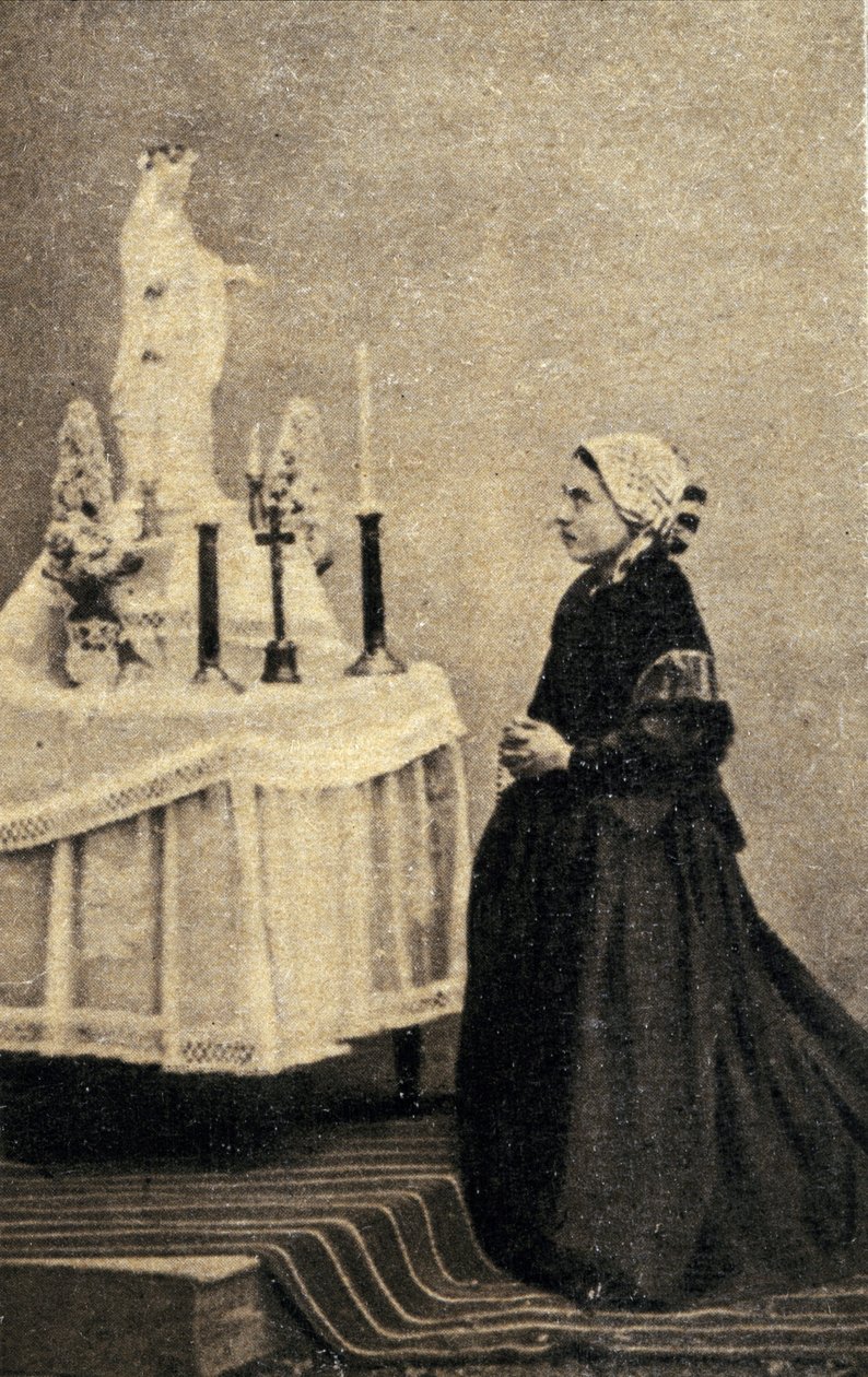 Bernadette Soubirous kneler foran et alter med jomfruen av Unknown photographer