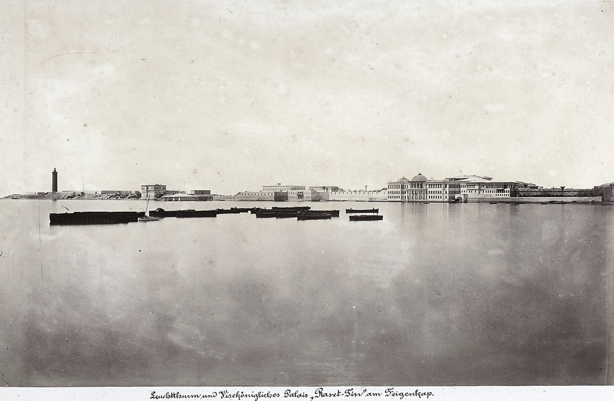 Båter midt i havet med en del av byen Alexandria i bakgrunnen, i Egypt av Unknown photographer