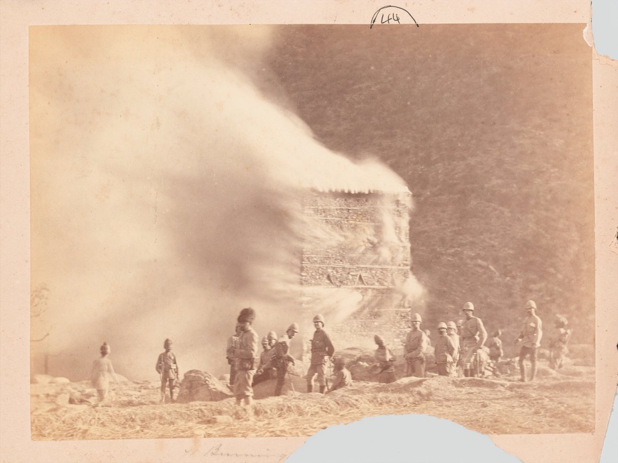 Brenne en bosetning, Black Mountain-ekspedisjon av Unknown photographer