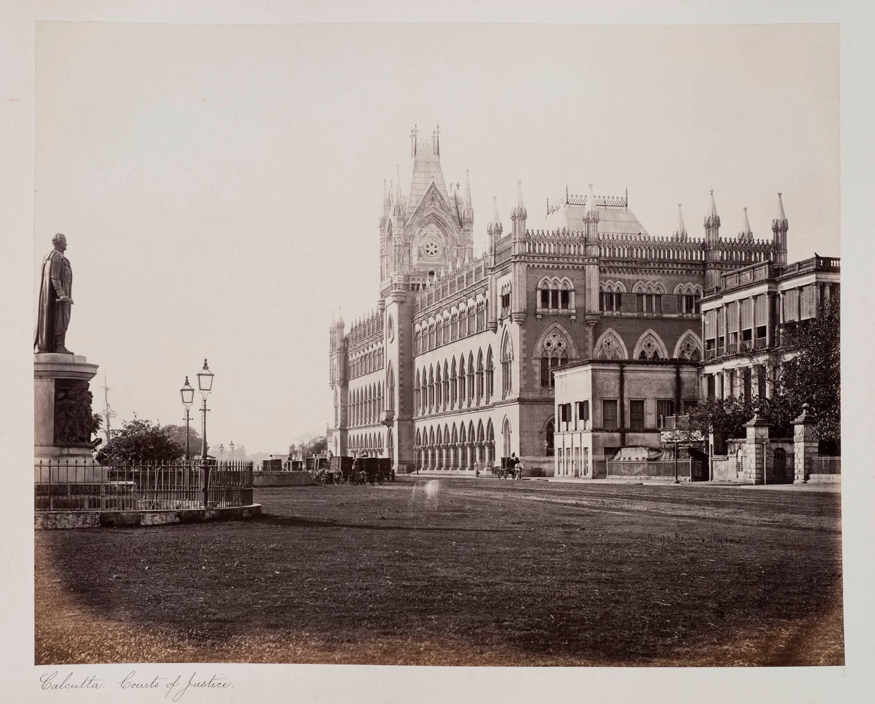 Calcutta Courts of Justice, ca. 1885 (sepia-bilde) av Unknown photographer