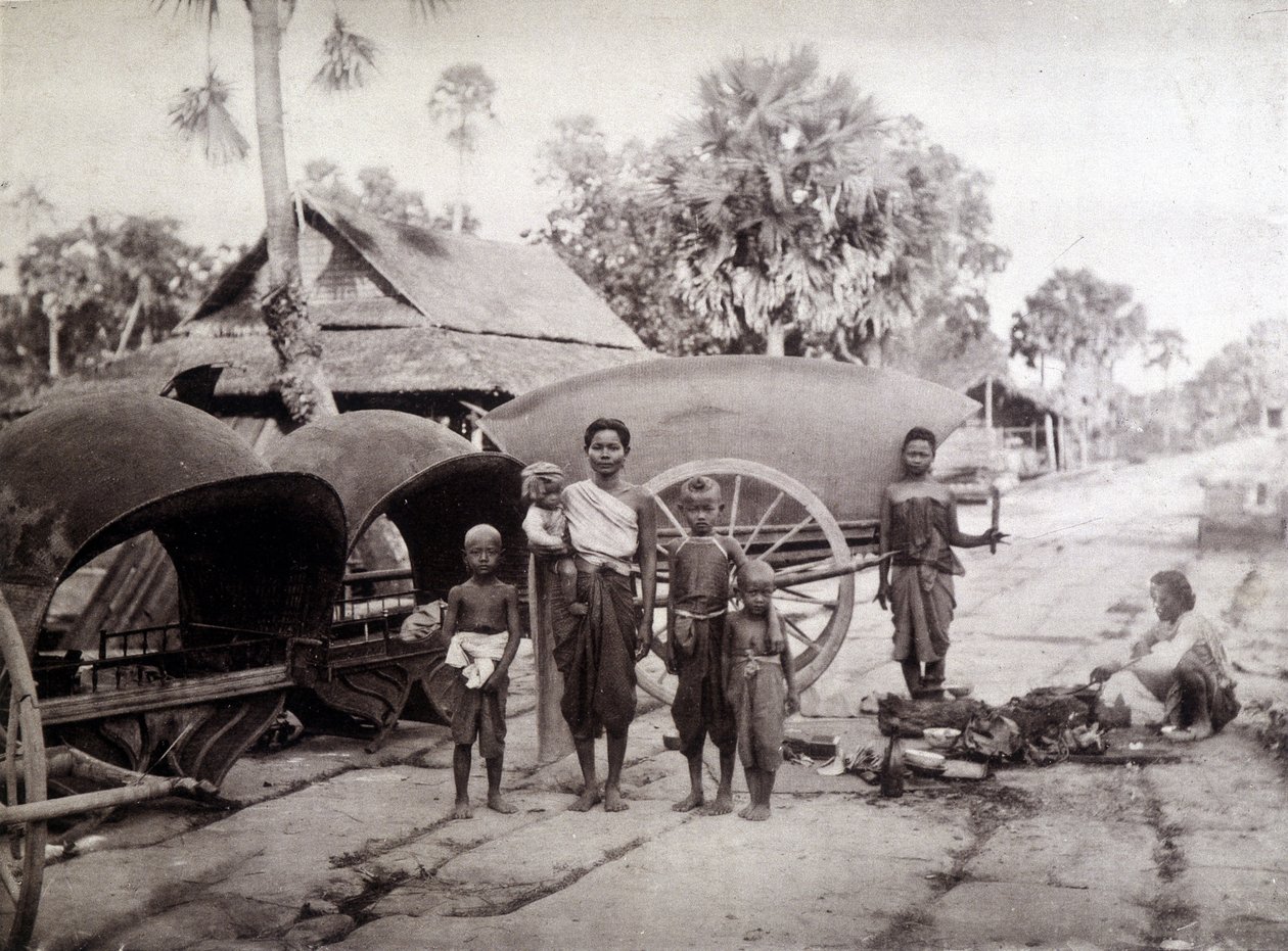 Kambodsjanske på Angkor Vat Road av Unknown photographer