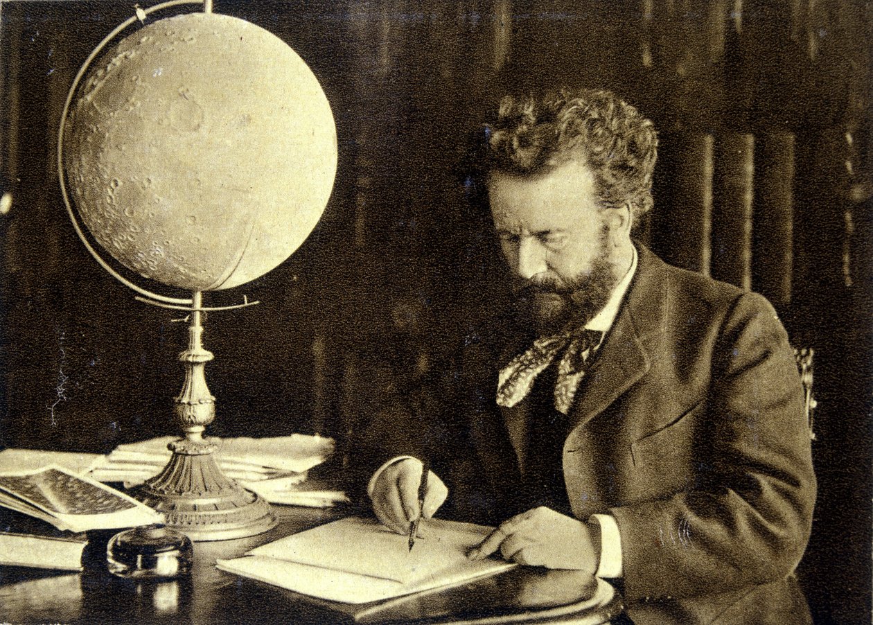Camille Flammarion ved arbeidsbordet sitt av Unknown photographer