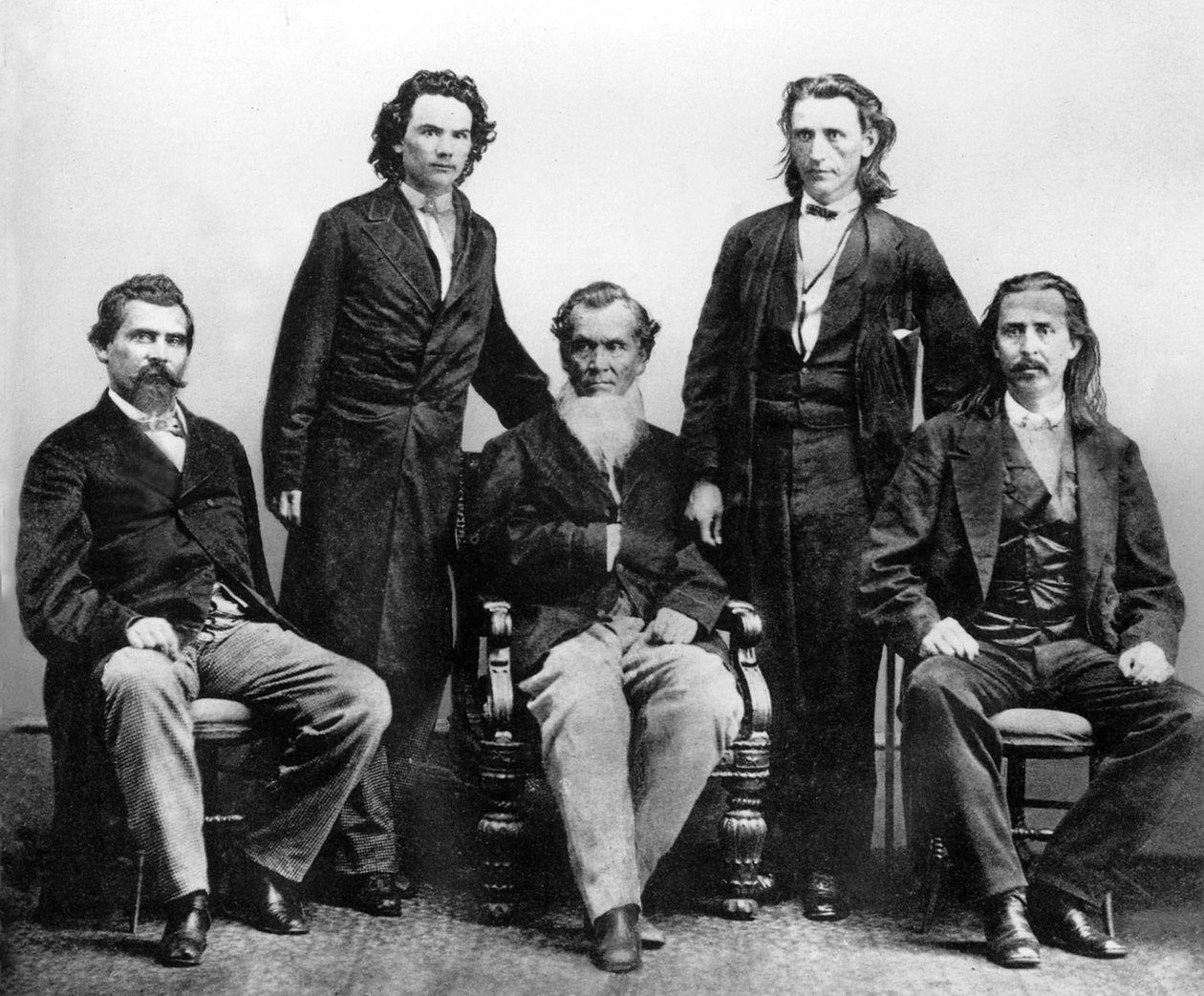 Cherokee-indianere i Washington i 1866 for å forhandle traktat med USA som vil bli undertegnet 19. juli l-r John Rollin Ridge Saladin Watie Richard Fields oberst Elias C Boudinot oberst William P Adair av Unknown photographer