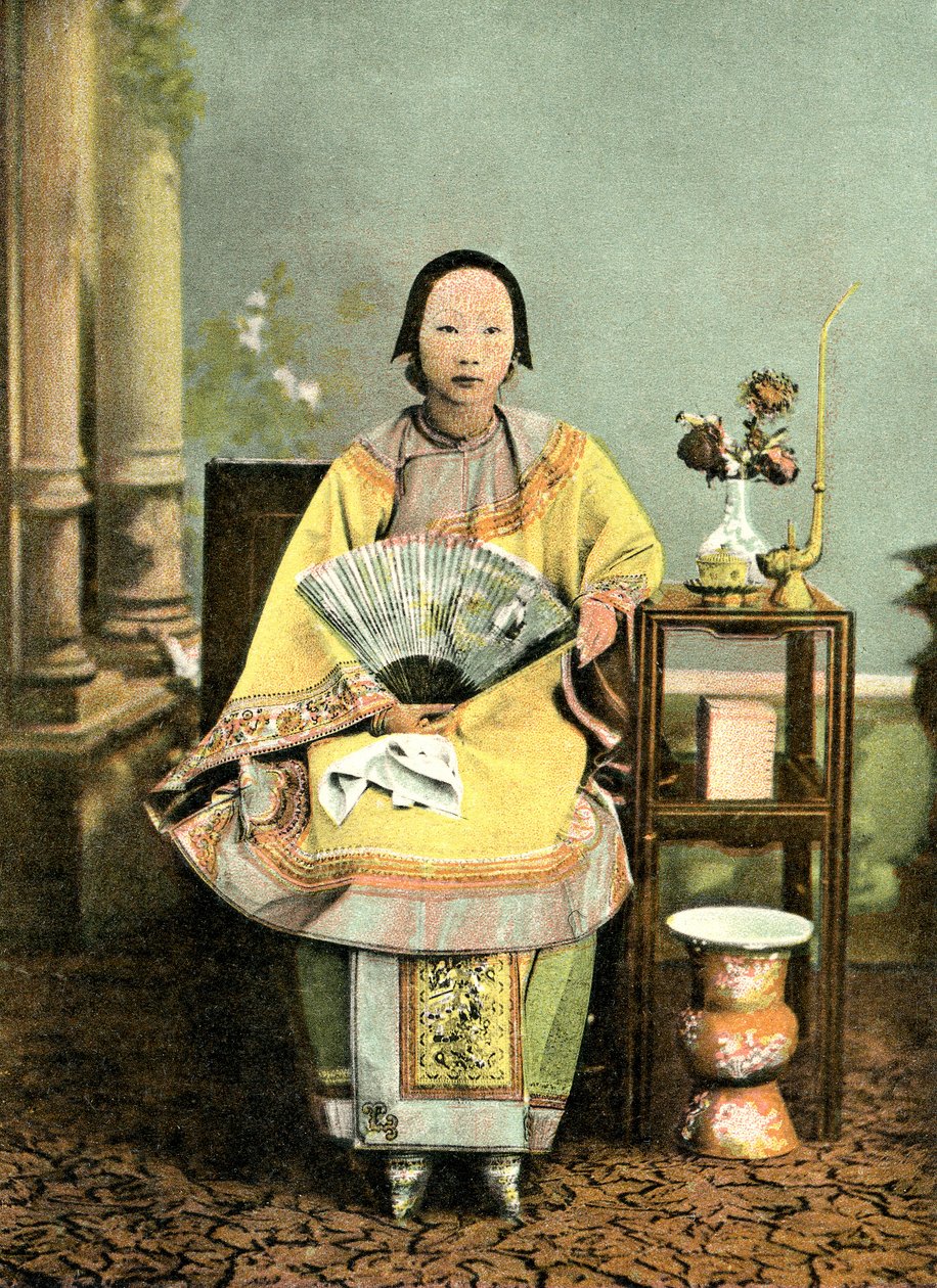 Kinesisk dame med bundne føtter, tidlig på 1900-tallet (postkort) av Unknown photographer