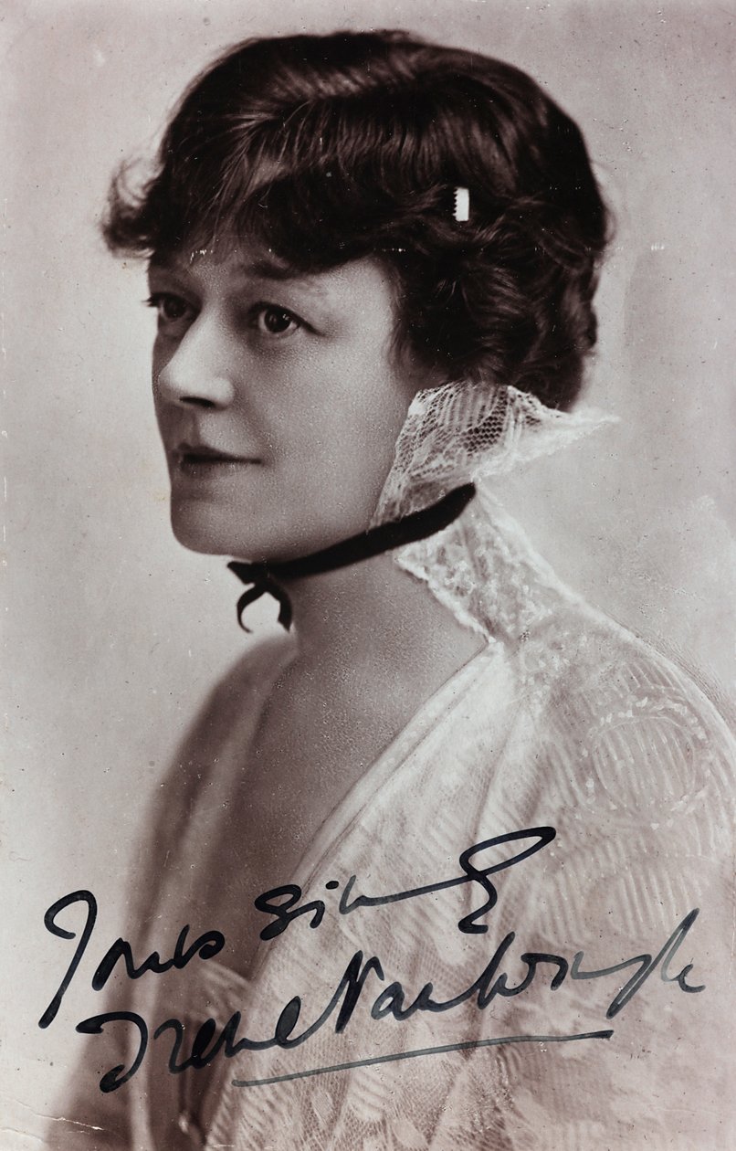 Nærbilde av den engelske skuespillerinnen Irene Vanbrugh, postkort av Unknown photographer