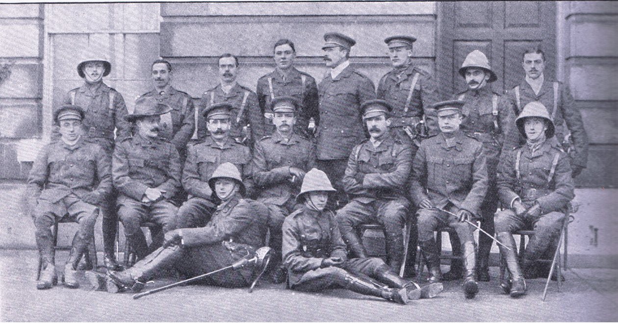Oberst Owen, major Boole-Smith og de andre offiserene fra Dragoon Guards, fra After Pretoria: The Guerilla War utgitt av Harmsworth Bros Limited av Unknown photographer
