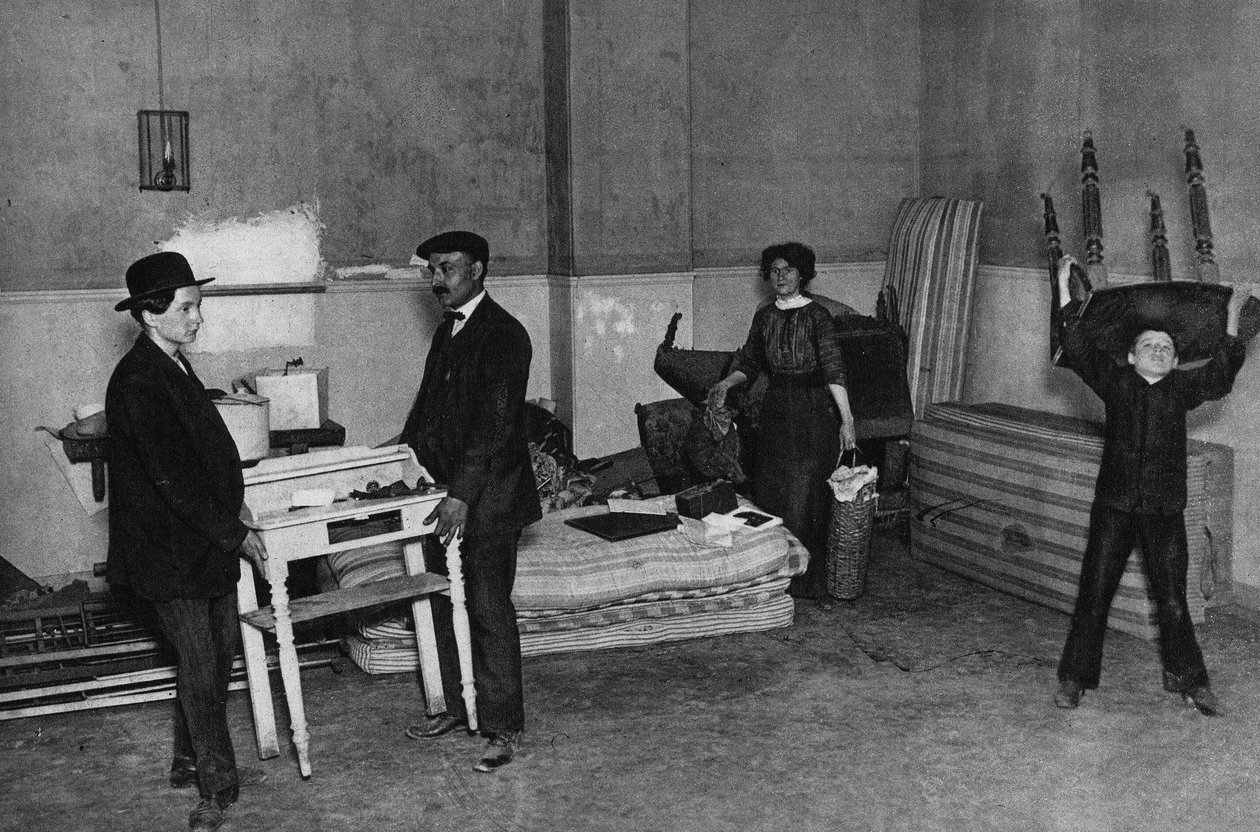 Hverdagsliv, scene for flytting i en bygning i Paris. Fotografi, sent på 1800-tallet, Paris. Coll. Selva. av Unknown photographer