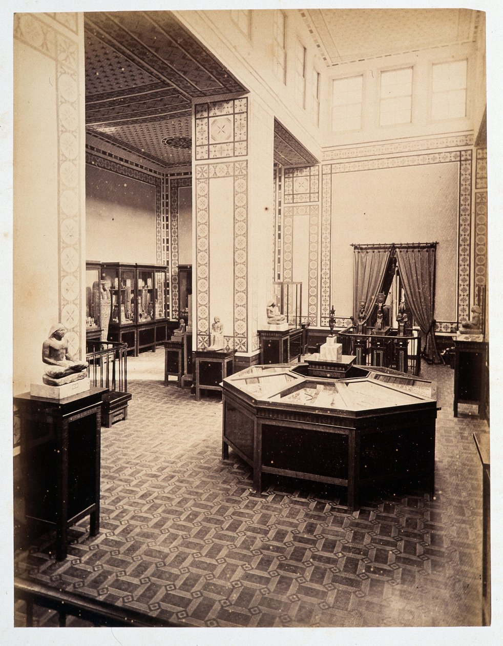 Utstillingsrom - i "" Fotoalbum av 1st museum of Cairo"" grunnlagt av Auguste Mariette Bey av Unknown photographer