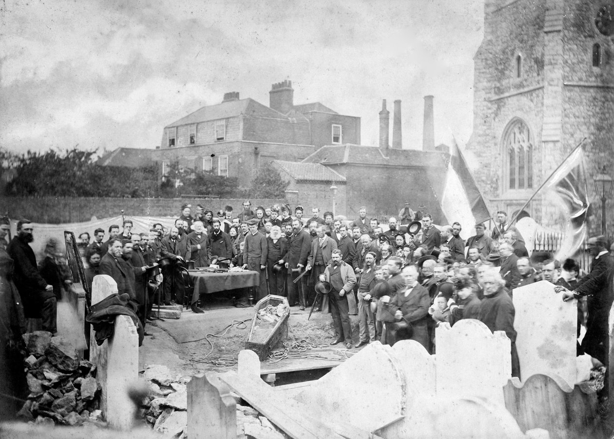 Exhumation of the body of Ugo Foscolo in the cemetery of Chiswick in 1871 - photo atelier Fratelli Caldesi - Exhumation of the body of Ugo Foscolo in the cemetery of Chiswick in 1871 av Unknown photographer