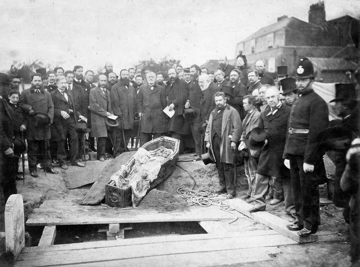 Ekshumering av kroppen til Ugo Foscolo på kirkegården i Chiswick i 1871 - fotoatelier Fratelli Caldesi - Utgraving av kroppen til Ugo Foscolo på kirkegården i Chiswick i 1871 av Unknown photographer