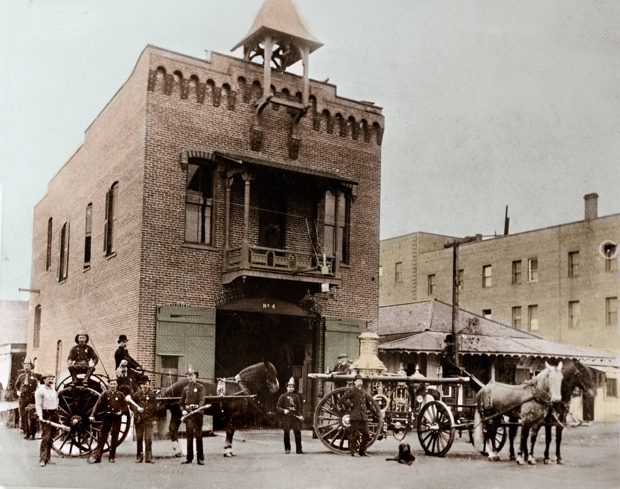Brannvesen poserer utenfor brakkene, Los Angeles. California, USA. 1887. Fotografi av Unknown photographer