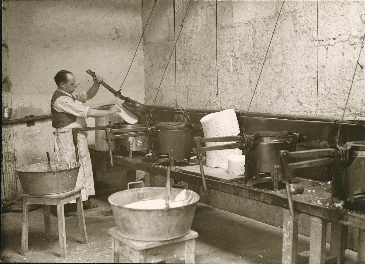 Frankrike, Centre, Indre-et-Loire (37), Turer: Laboratoire Metadier: en mann forbereder formene for å lage Kalmines tabletter av Unknown photographer