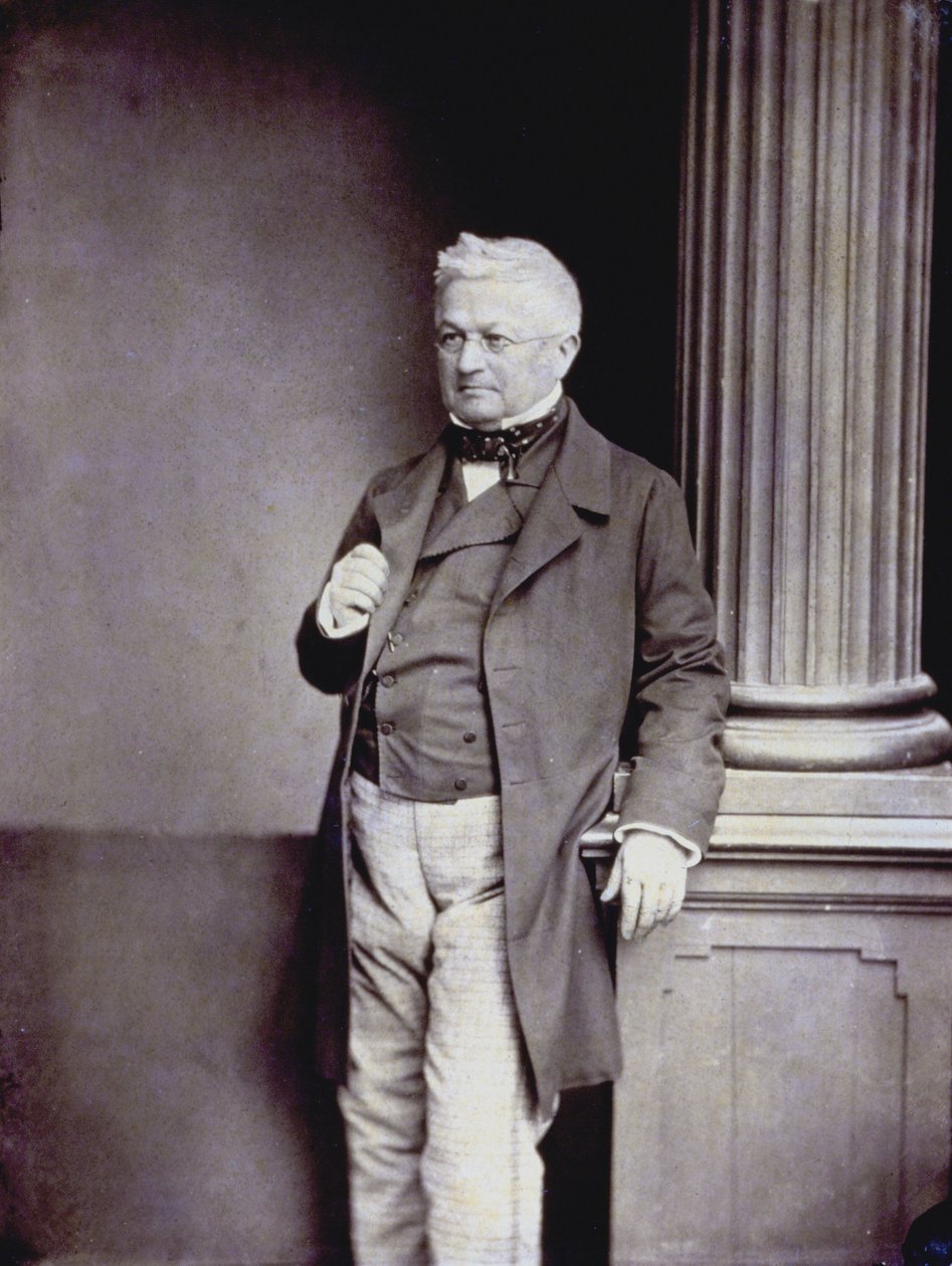 Portrett i full lengde av den franske politikeren Adolphe Thiers i elegante klær fra det nittende århundre av Unknown photographer