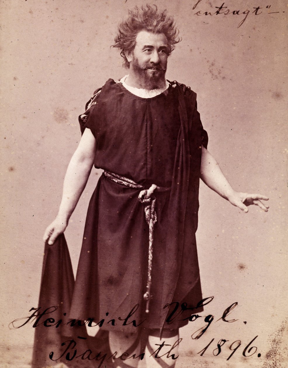 Den tyske tenoren Heinrich Vogl (1845 - 1900) som Loge i Richard Wagners "Siegfried" i Bayreuth. 1896 av Unknown photographer
