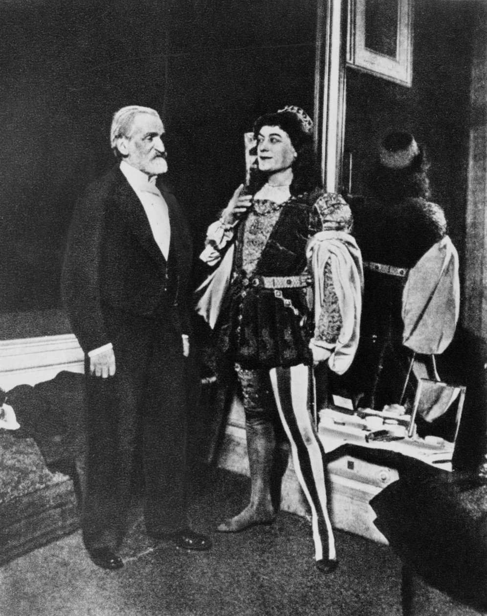 Giuseppe Verdi og Victor Maurel (i Iago) i februar 1887 på Scala i Milano etter premieren på Otello. av Unknown photographer