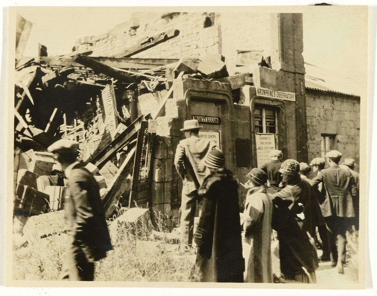 Gruppe amerikanske turister ved ruinene av Kronprinz-observatoriet i eller nær Montfaucon, Frankrike av Unknown photographer