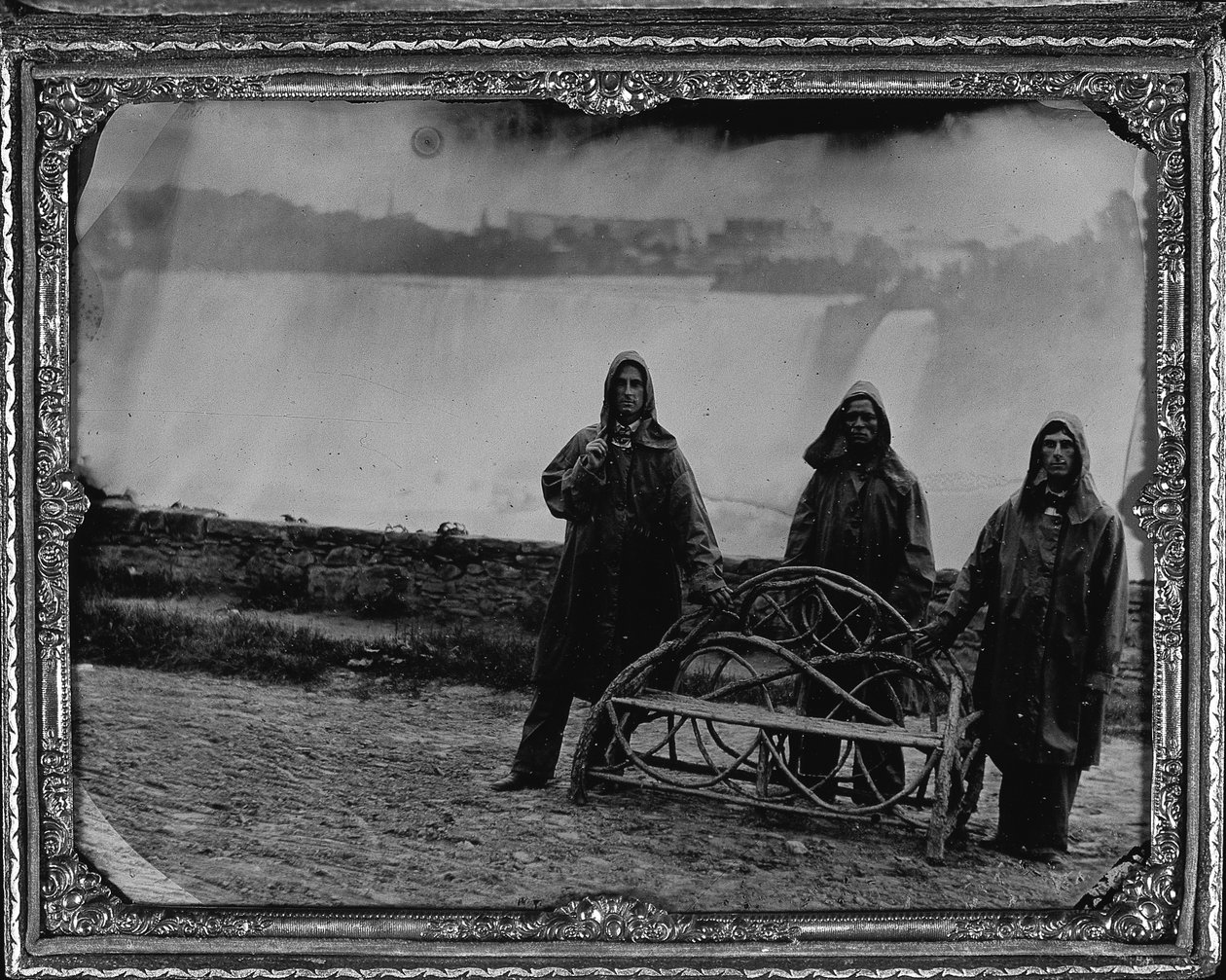 Gruppeportrett ved Niagara Falls, ca. 1855 (helplate ambrotye) av Unknown photographer
