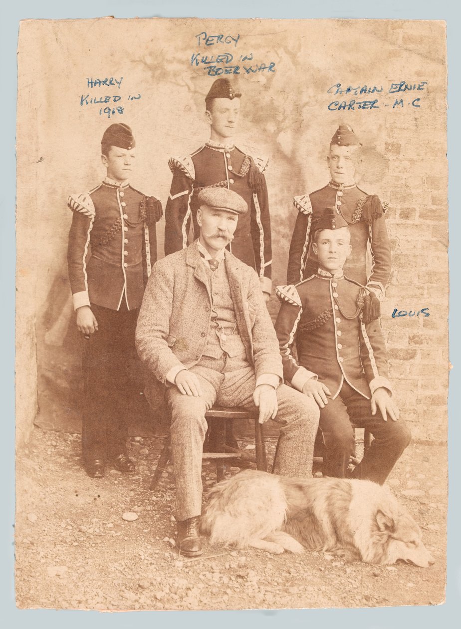Gruppeportrett av William Carter med sønnene av Unknown photographer