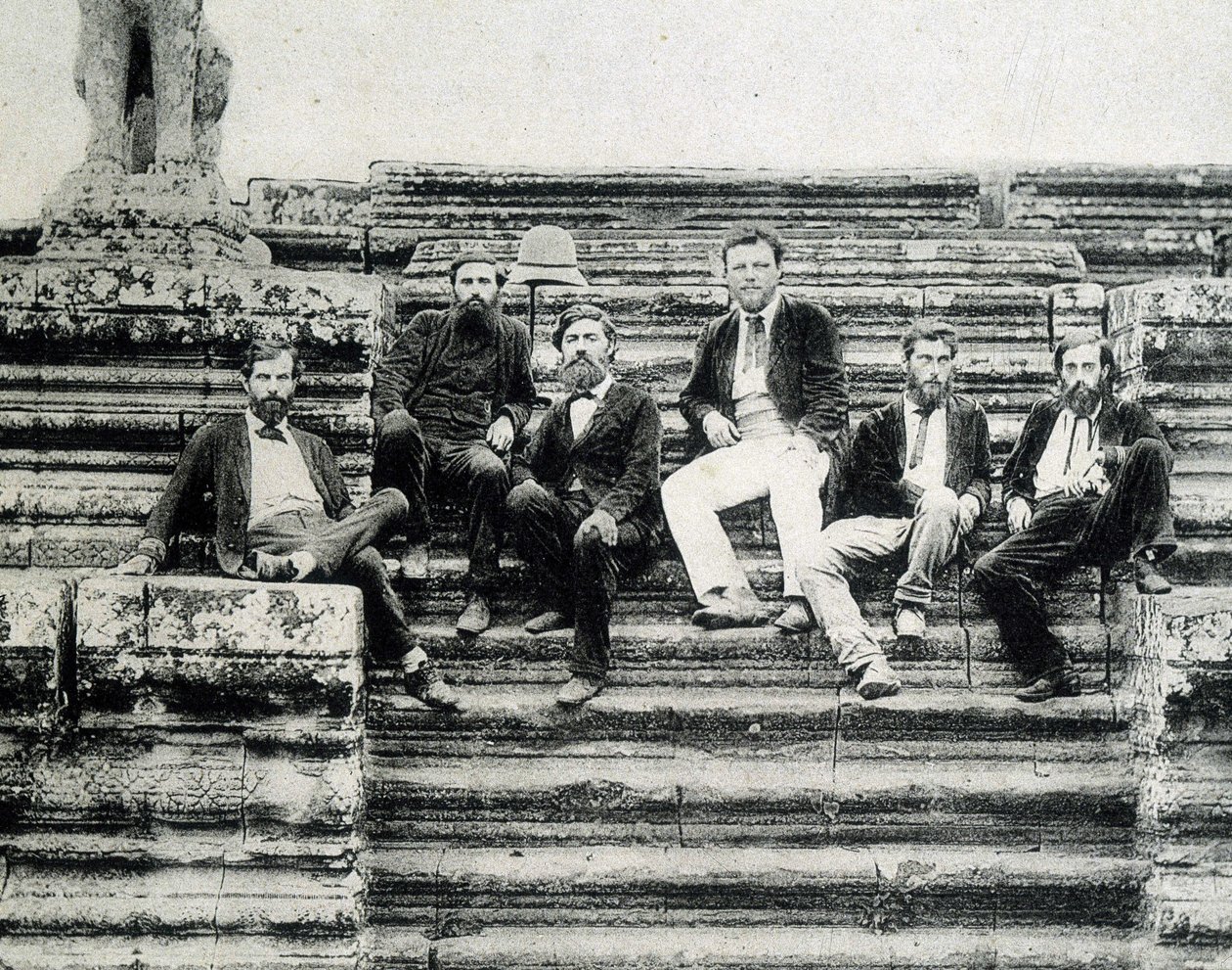 Gruppeportrett av medlemmer av Mekong Exploration Expedition 1866-1868 (Garnier, Doudart de Lagrée) på trappene til Angkor Vat. av Unknown photographer