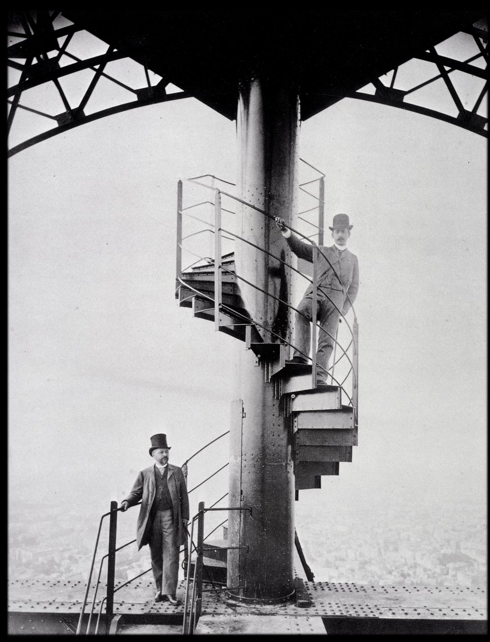 Gustave Eiffel og hans svigersønn Adolphe Salles på trappen til Eiffeltårnet, Paris av Unknown photographer