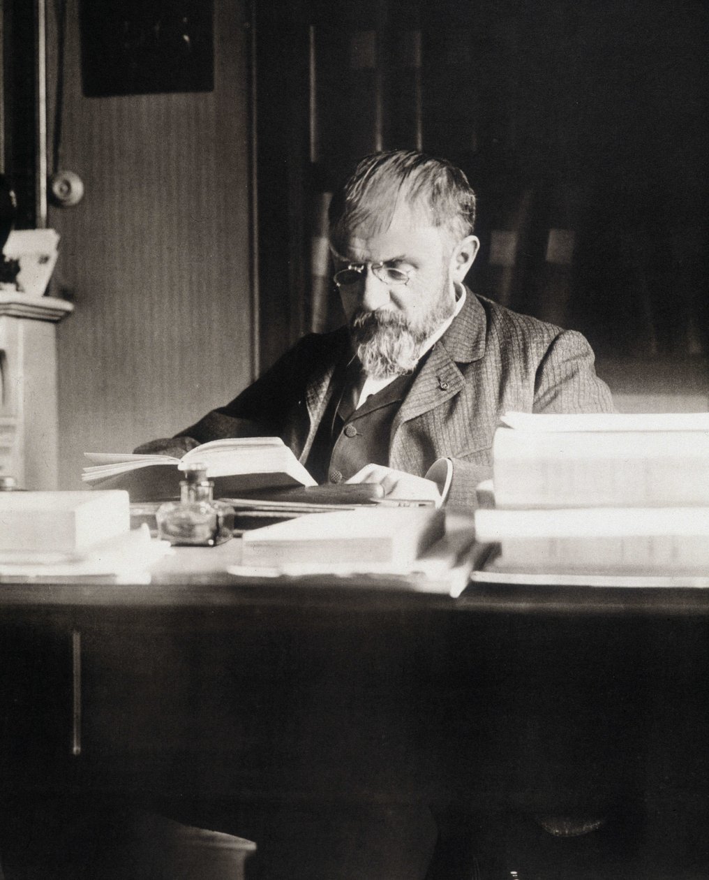 Henri Poincaré ved sitt arbeidsbord - Bibl. fra Ecole Polytechnique av Unknown photographer