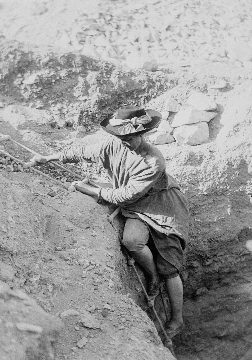 Hilda Petrie (née Urlin) går ned med taustige inn i en gravsjakt, muligens ved Denderah av Unknown photographer